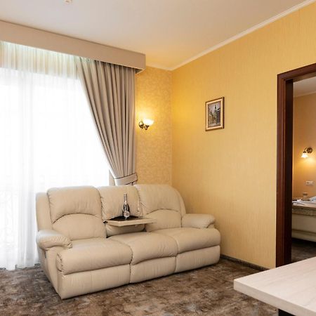 Status Hotel Malekhuv ภายนอก รูปภาพ