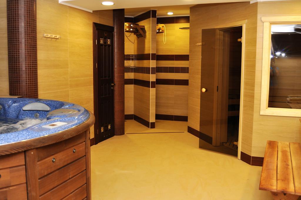 Status Hotel Malekhuv ภายนอก รูปภาพ