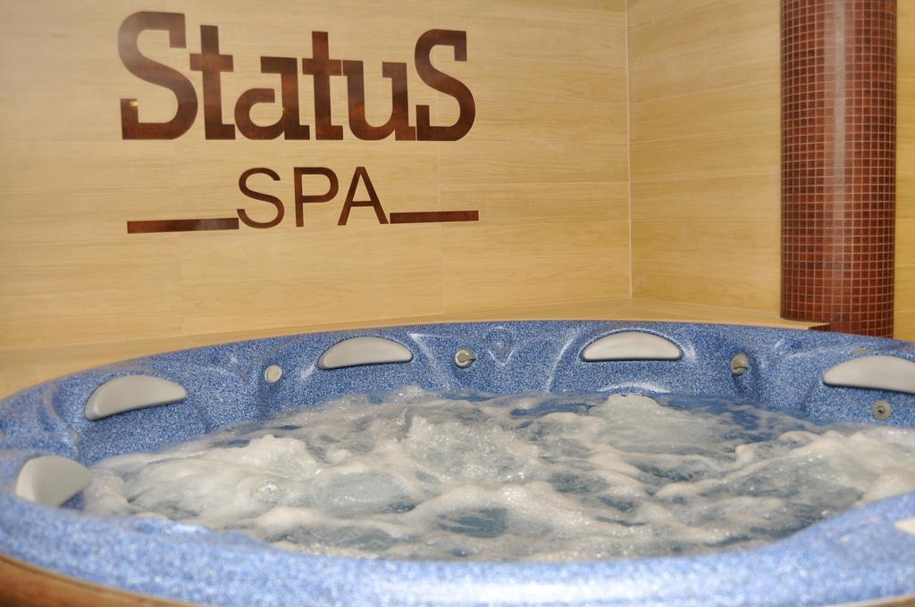 Status Hotel Malekhuv ภายนอก รูปภาพ