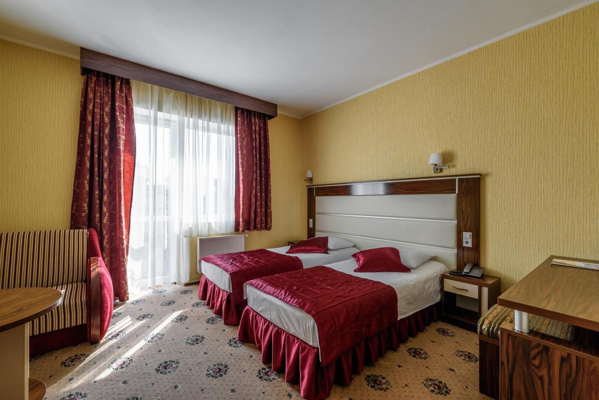 Status Hotel Malekhuv ภายนอก รูปภาพ