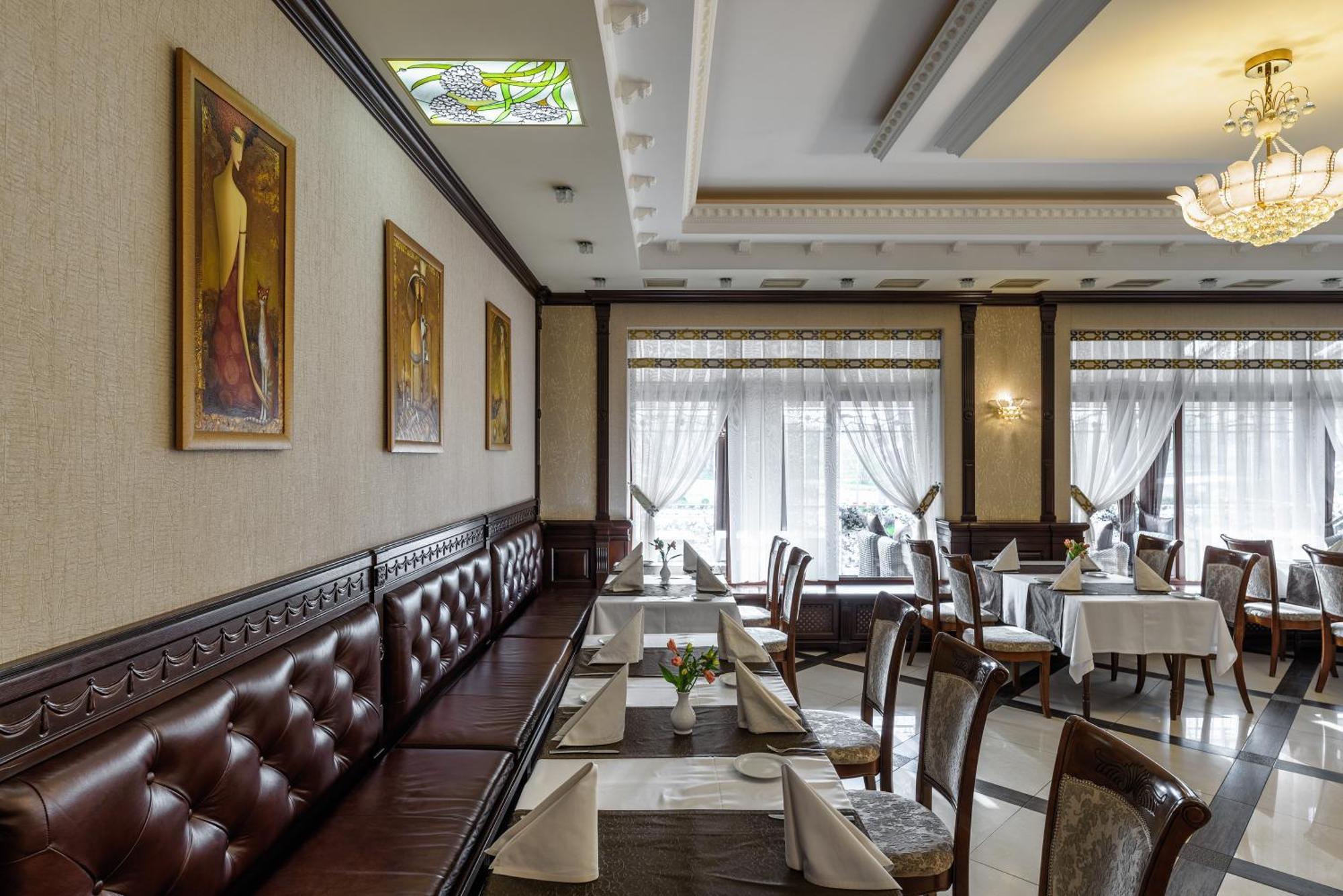 Status Hotel Malekhuv ภายนอก รูปภาพ