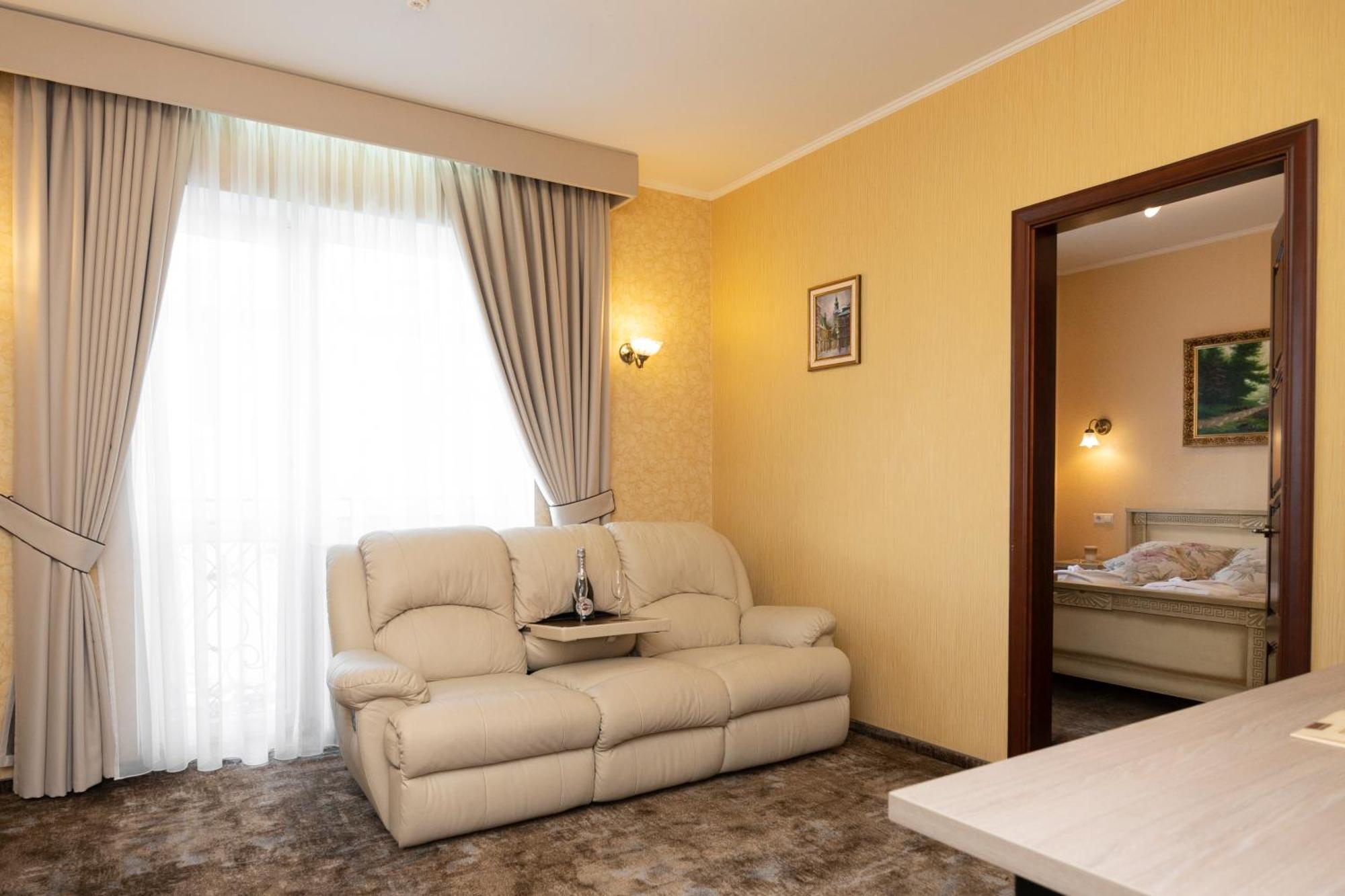 Status Hotel Malekhuv ภายนอก รูปภาพ
