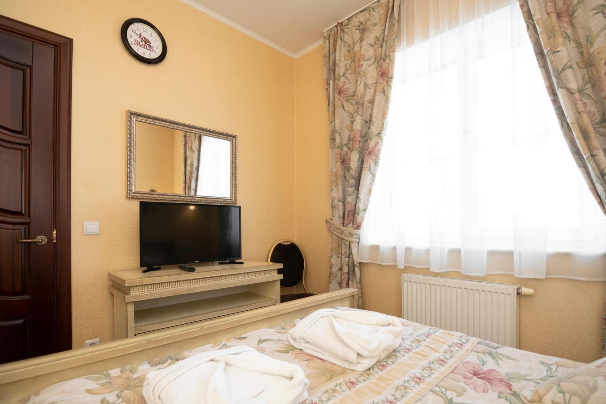 Status Hotel Malekhuv ภายนอก รูปภาพ