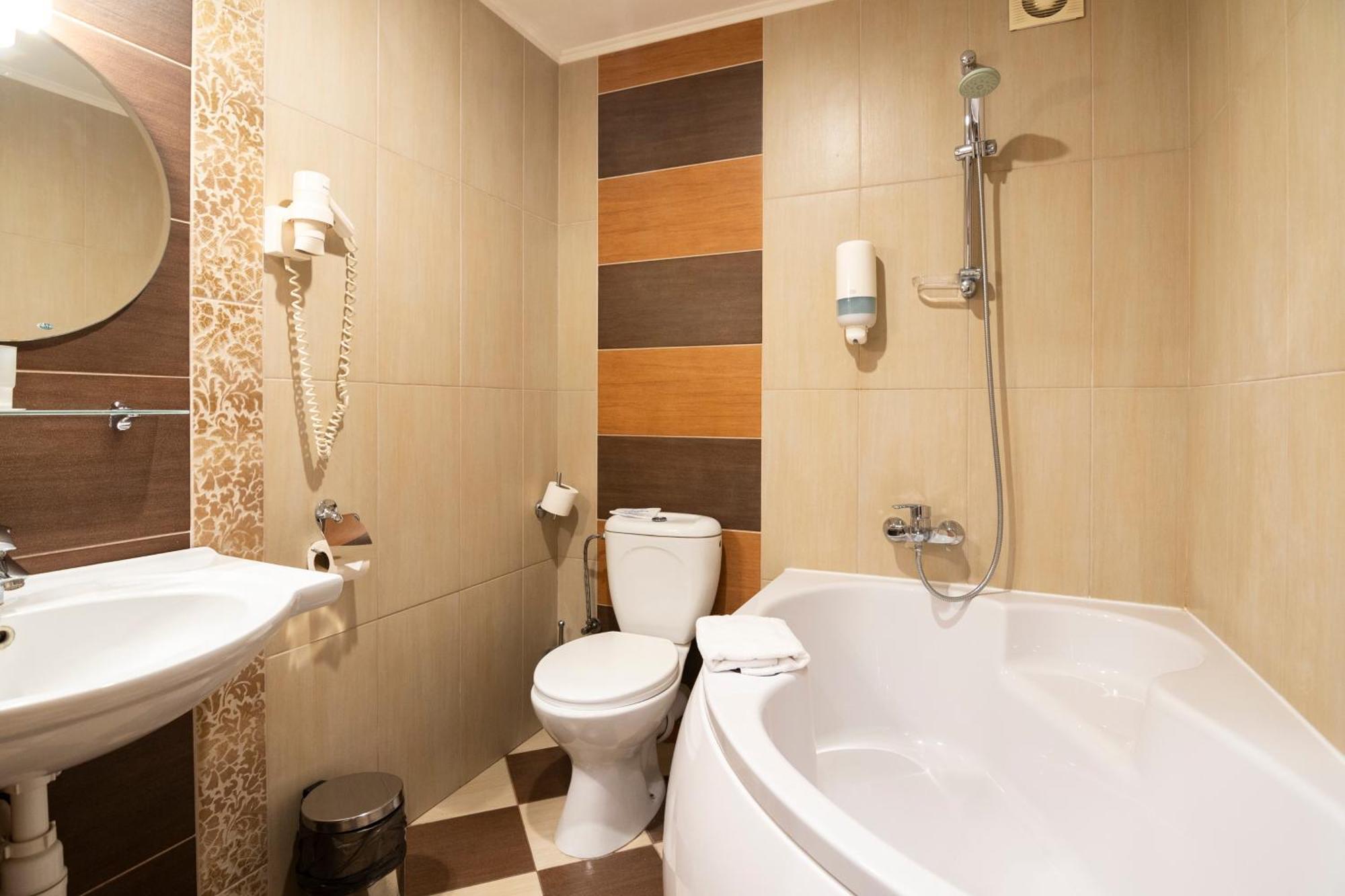 Status Hotel Malekhuv ภายนอก รูปภาพ