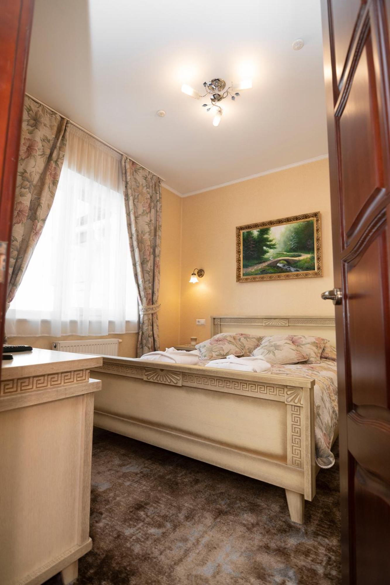 Status Hotel Malekhuv ภายนอก รูปภาพ
