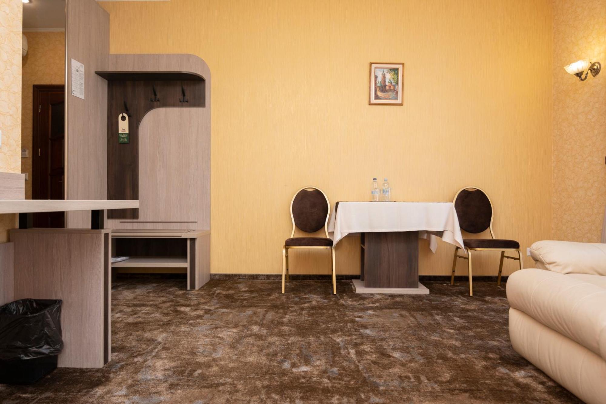 Status Hotel Malekhuv ภายนอก รูปภาพ