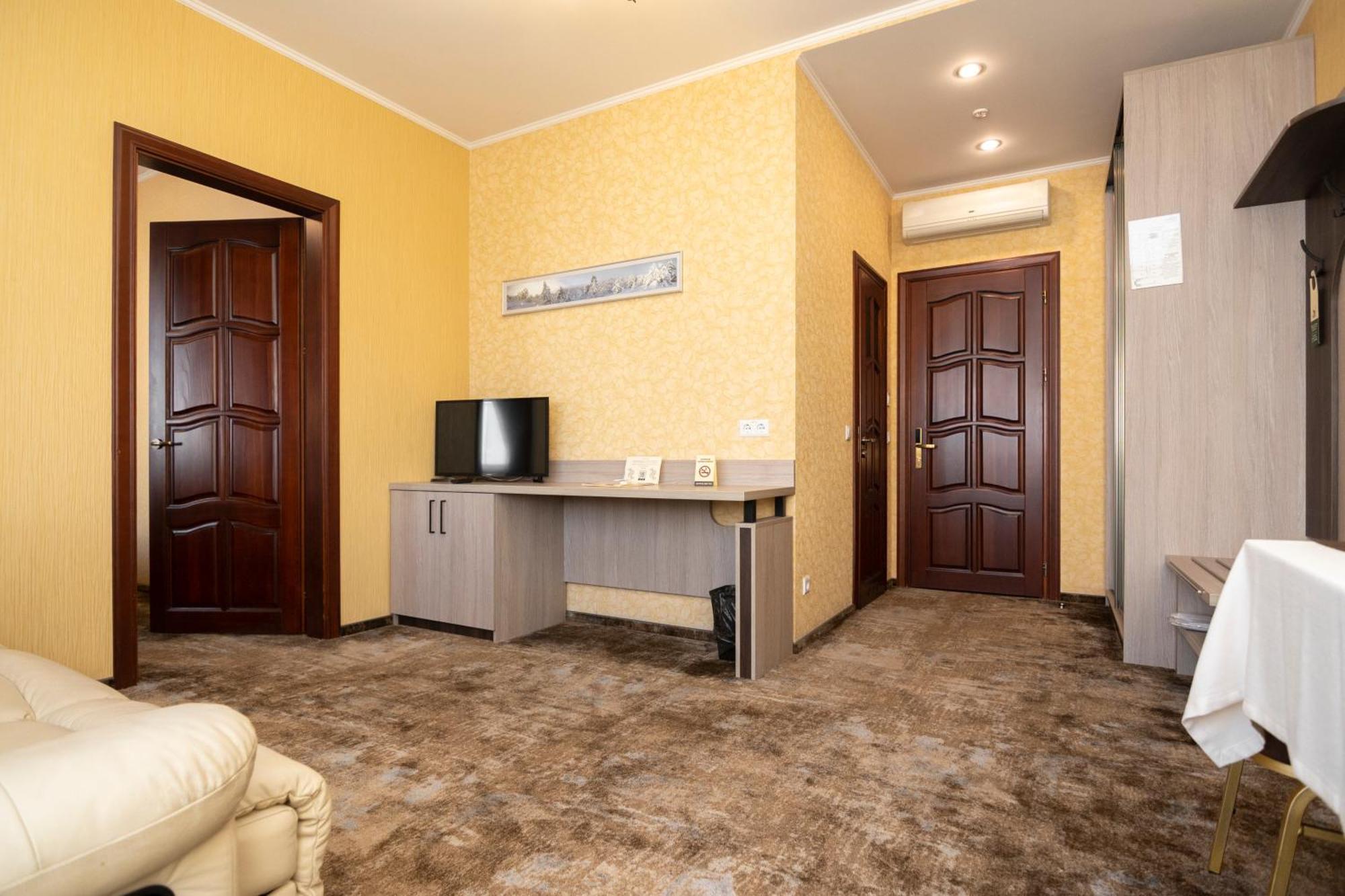 Status Hotel Malekhuv ภายนอก รูปภาพ