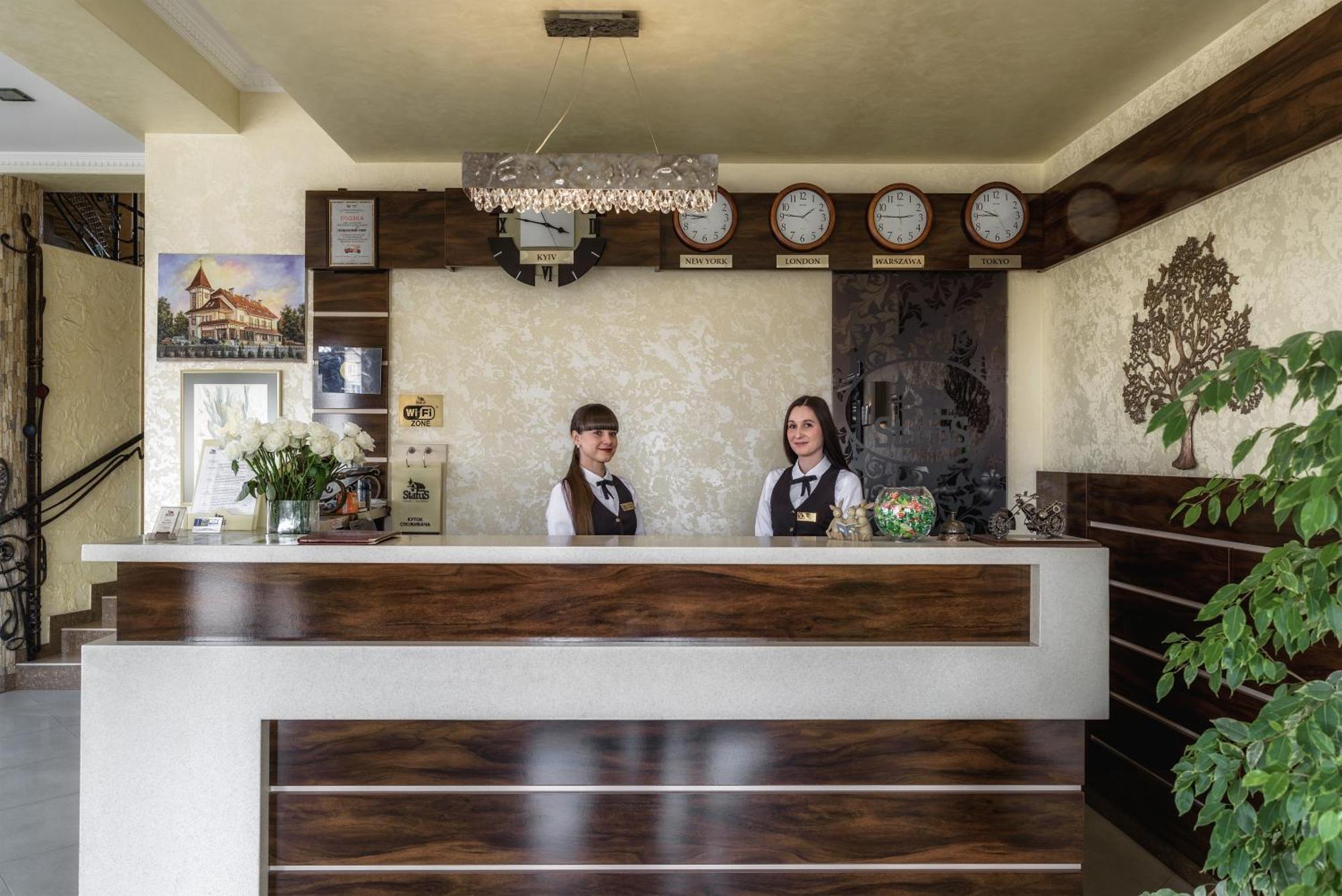 Status Hotel Malekhuv ภายนอก รูปภาพ