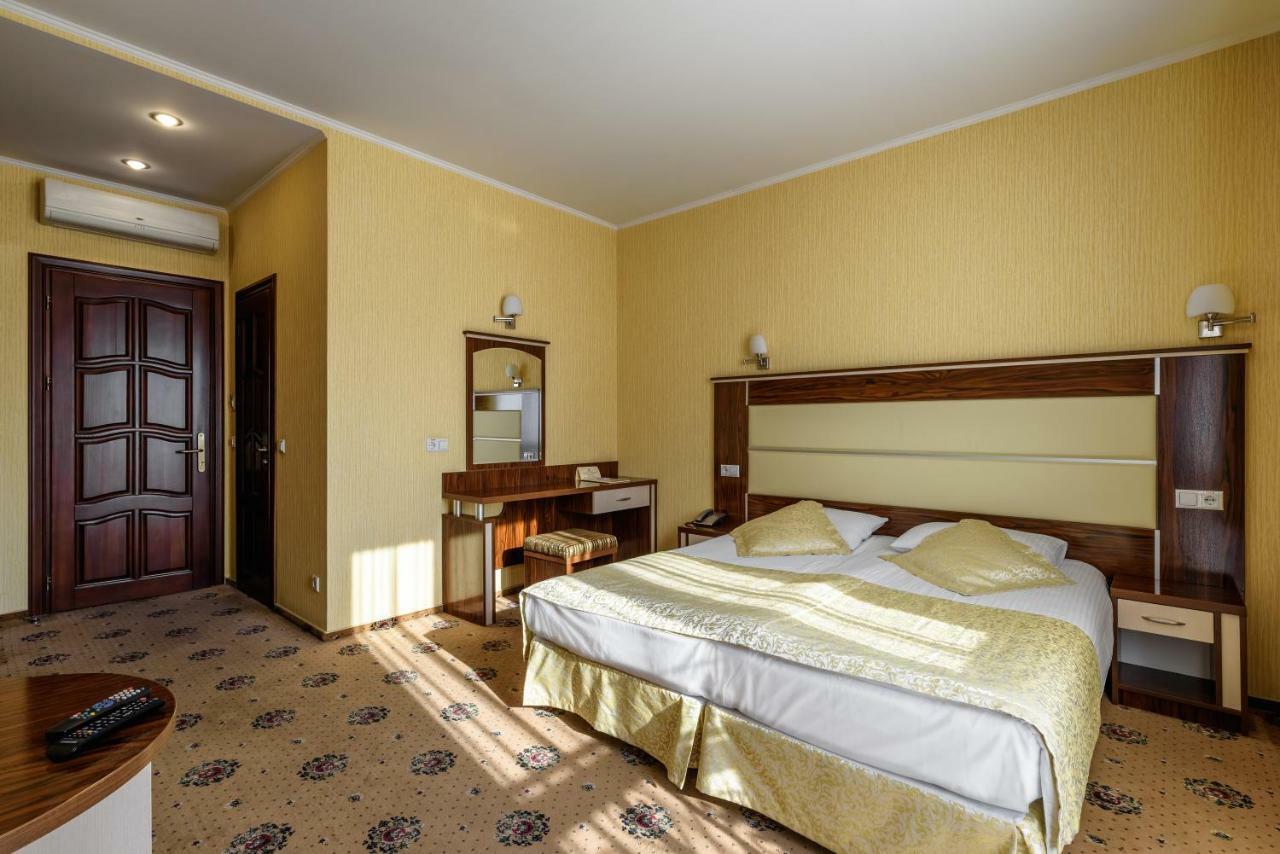 Status Hotel Malekhuv ภายนอก รูปภาพ