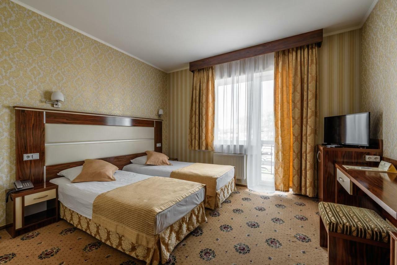 Status Hotel Malekhuv ภายนอก รูปภาพ