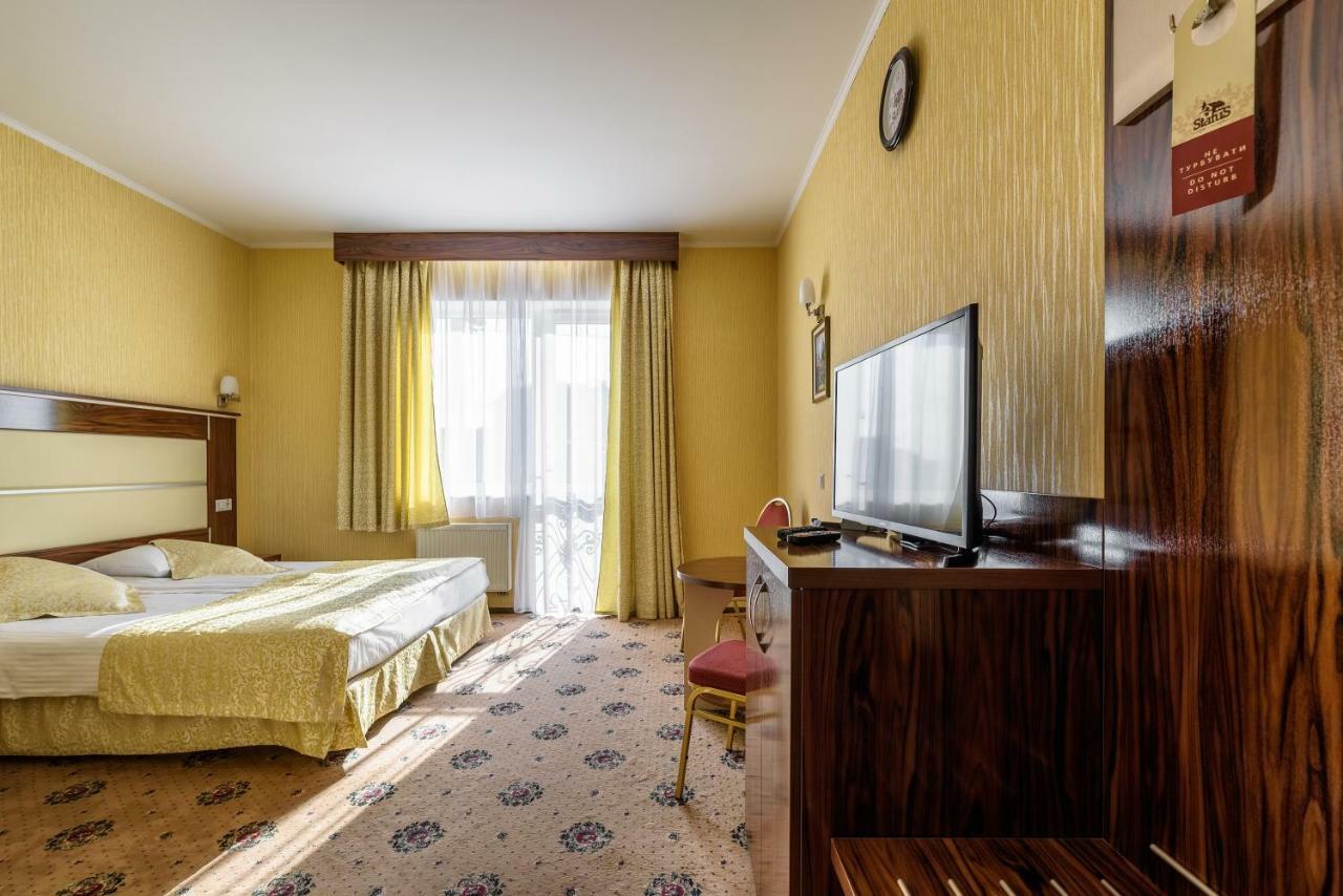 Status Hotel Malekhuv ภายนอก รูปภาพ