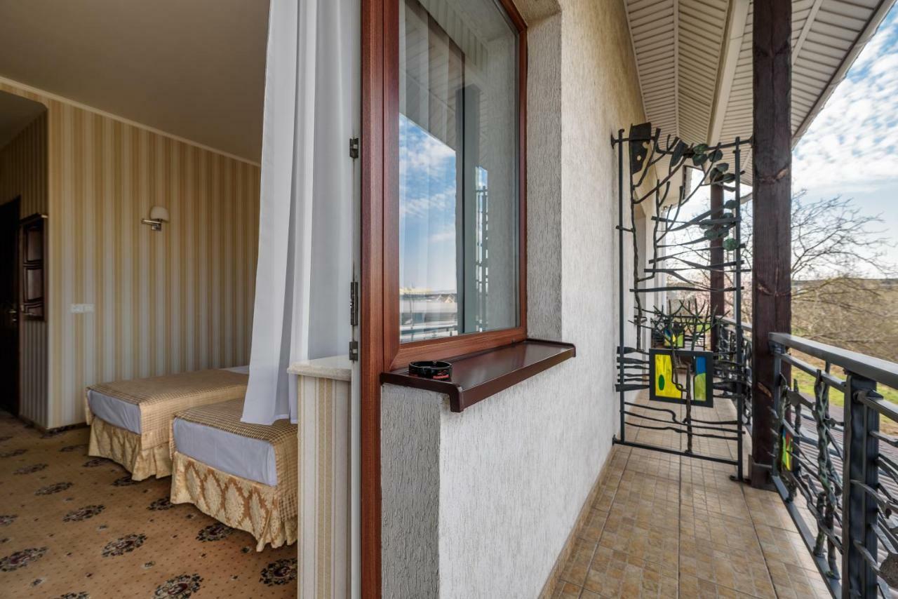 Status Hotel Malekhuv ภายนอก รูปภาพ