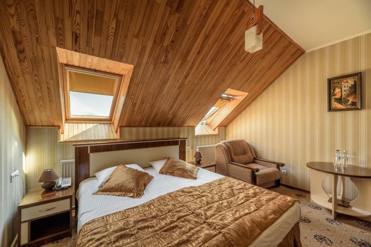 Status Hotel Malekhuv ภายนอก รูปภาพ