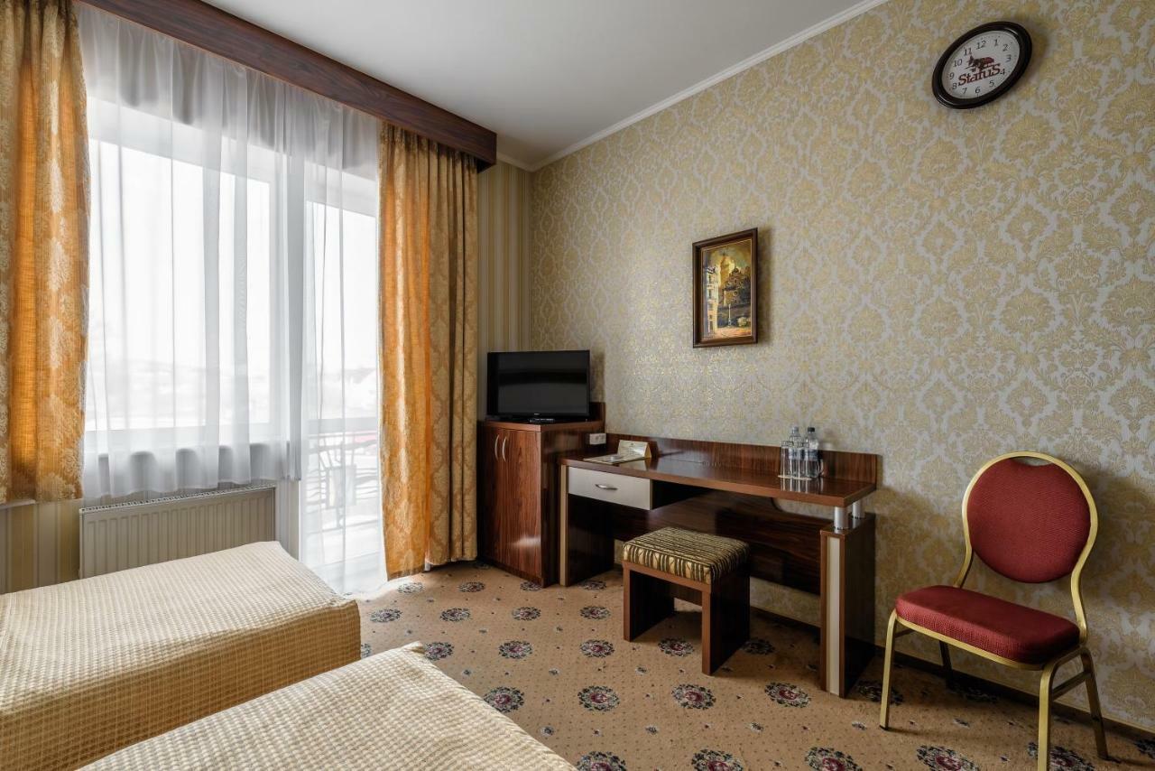 Status Hotel Malekhuv ภายนอก รูปภาพ