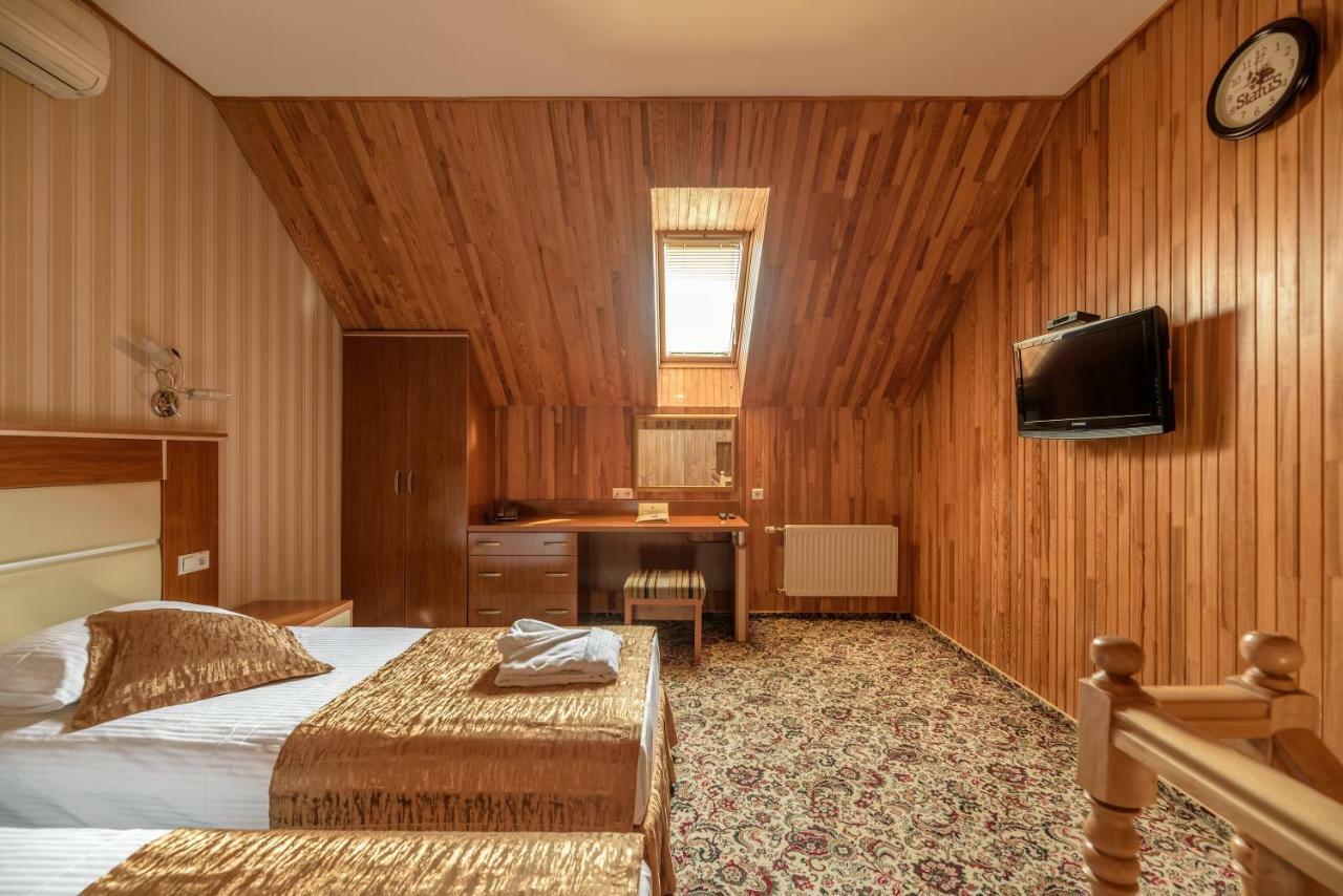 Status Hotel Malekhuv ภายนอก รูปภาพ
