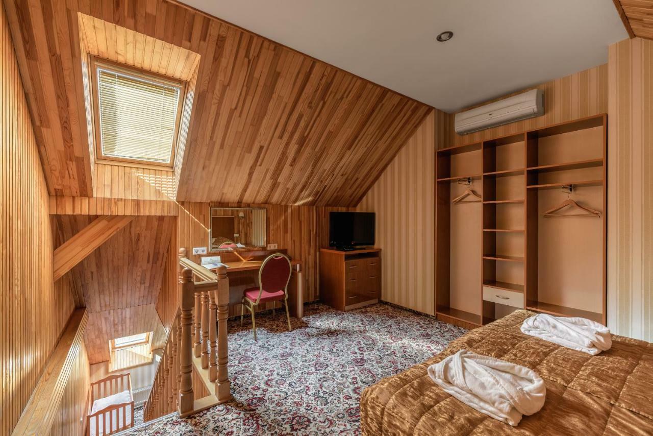 Status Hotel Malekhuv ภายนอก รูปภาพ