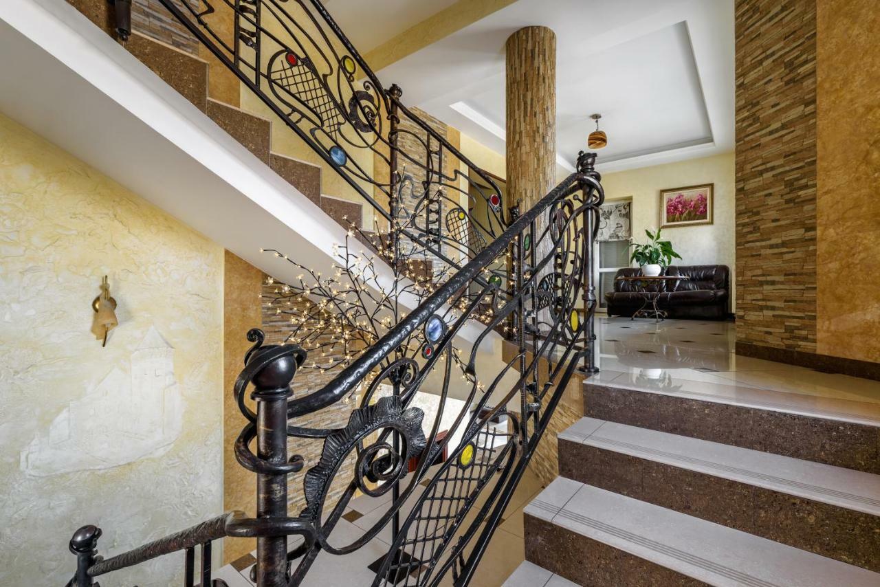 Status Hotel Malekhuv ภายนอก รูปภาพ