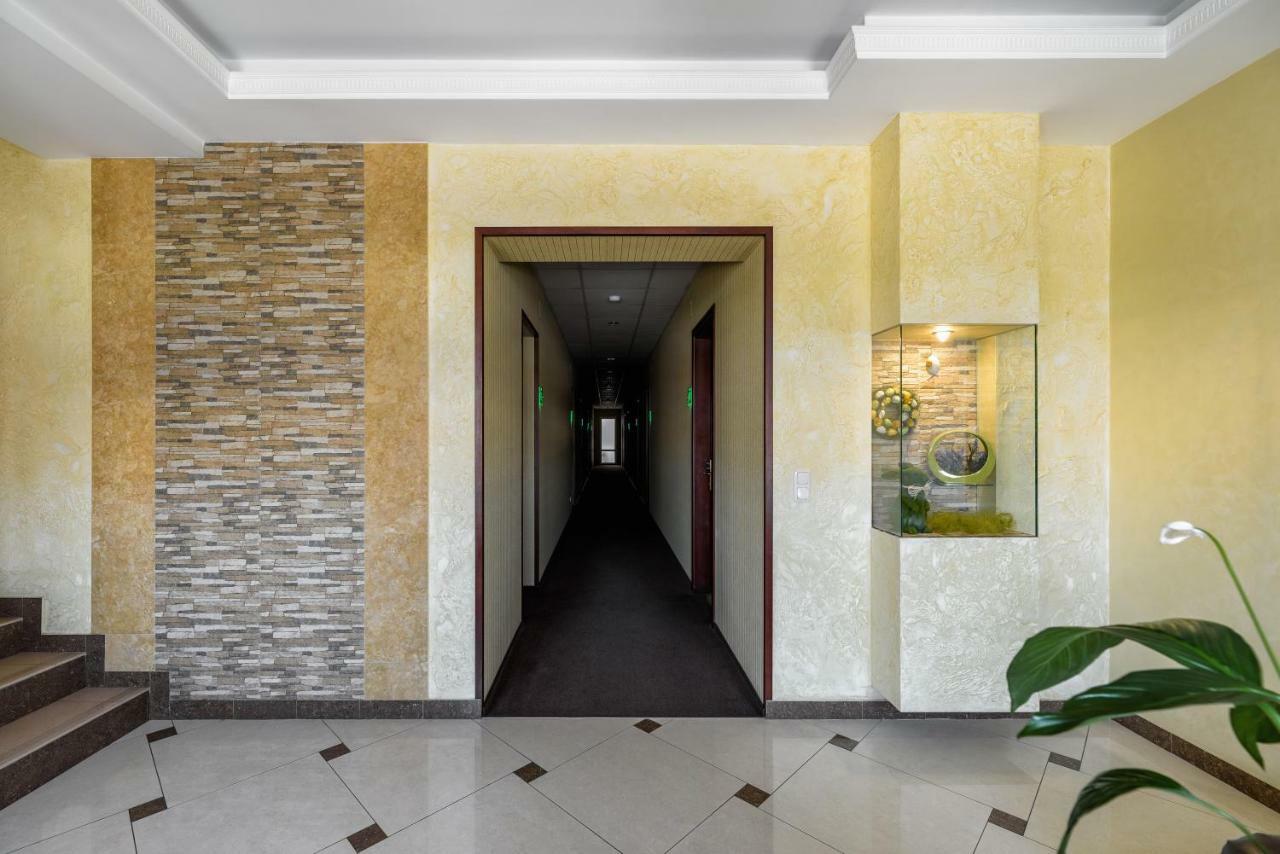 Status Hotel Malekhuv ภายนอก รูปภาพ